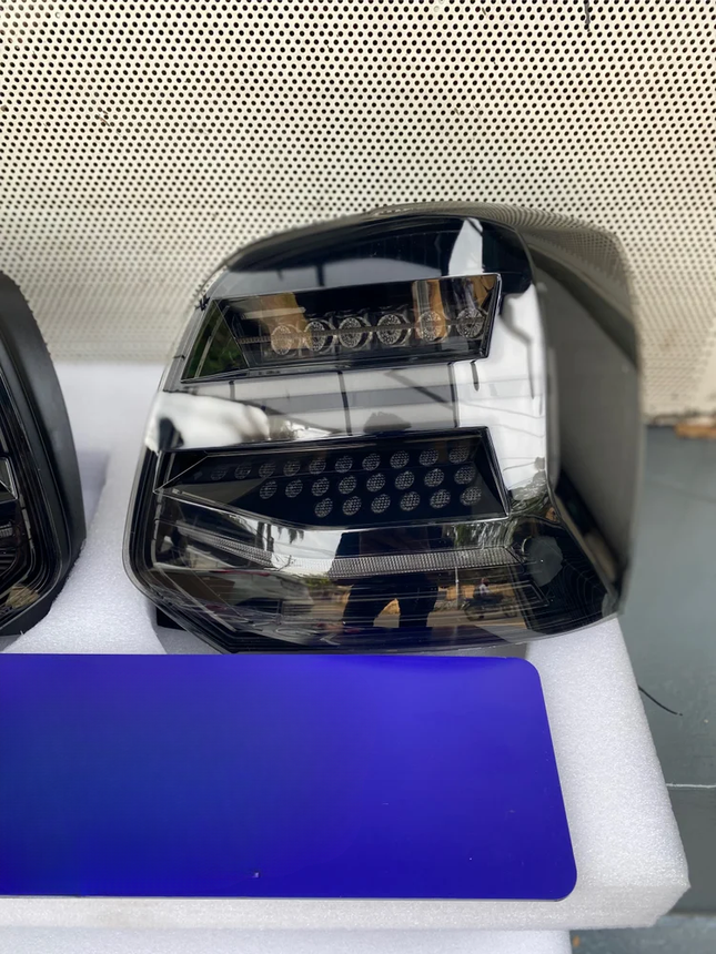 Esperer Q2 Tail Light Smoked detail
